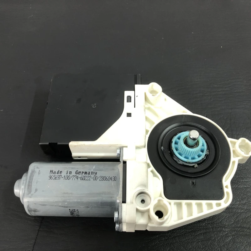 Motoras geam dreapta fata / Volkswagen Passat CC 2011 / Audio si electronice
