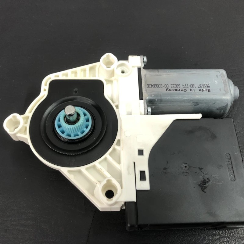 Motoras geam stanga fata / Volkswagen Passat CC 2011 / Audio si electronice