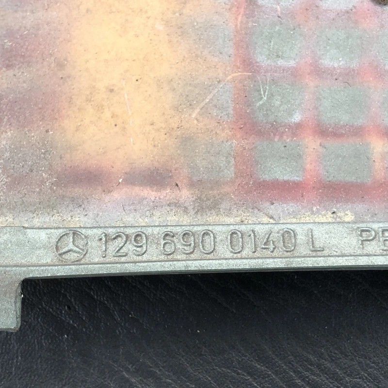 Bandou ornament aripa stanga fata / Mercedes-Benz SL R129 1990 / Caroserie, oglinzi si faruri