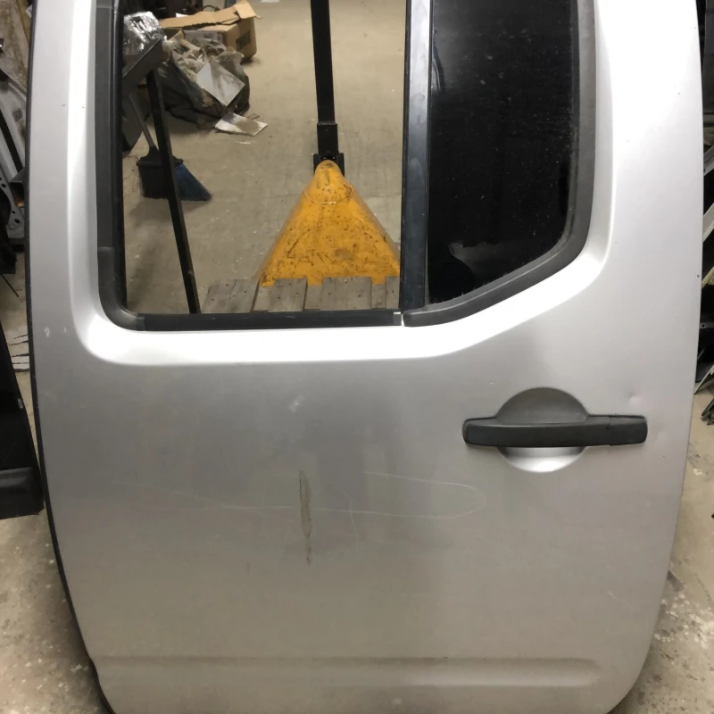 Usa stanga spate Nissan 