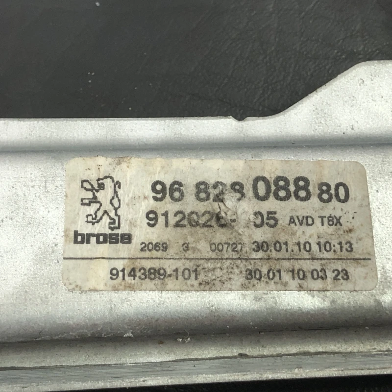 Macara geam dreapta fata / Peugeot 3008 3008 2010 / Caroserie, oglinzi si faruri