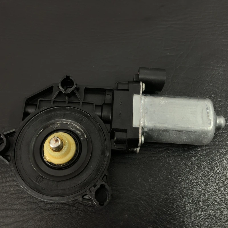 Motoras geam dreapta spate Alfa Romeo 