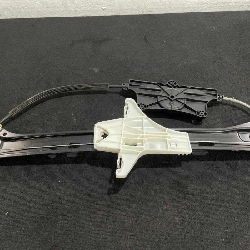 Macara geam stanga spate / Volkswagen Passat B8 2015 / Caroserie, oglinzi si faruri