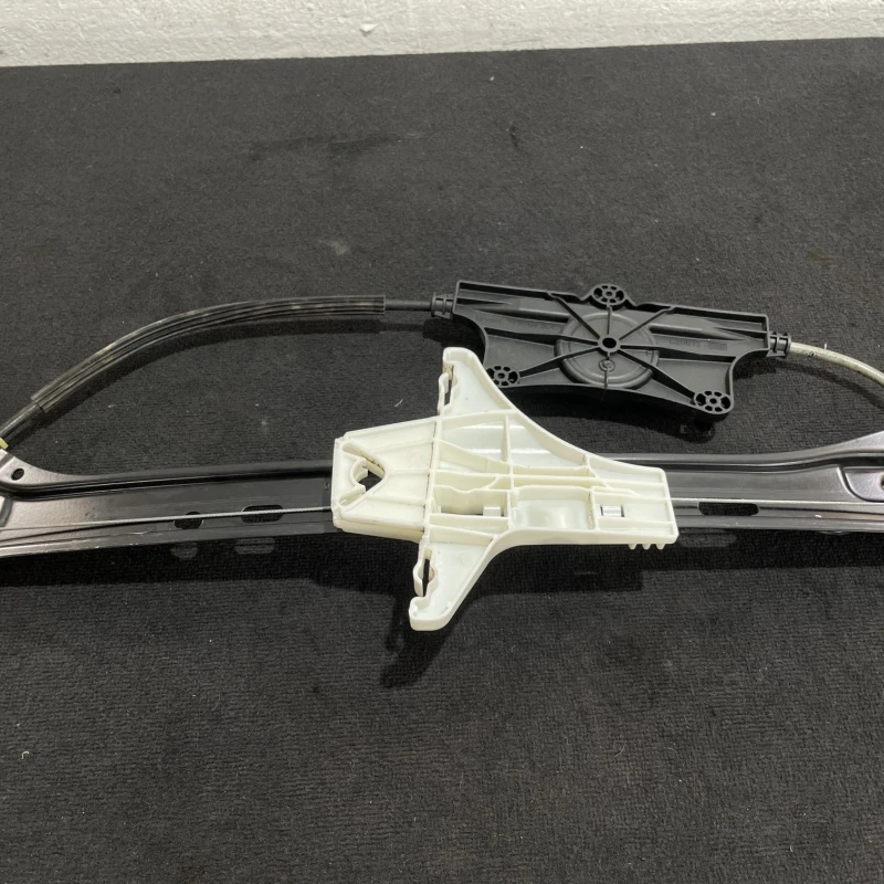 Macara geam stanga spate / Volkswagen Passat B8 2016 / Caroserie, oglinzi si faruri