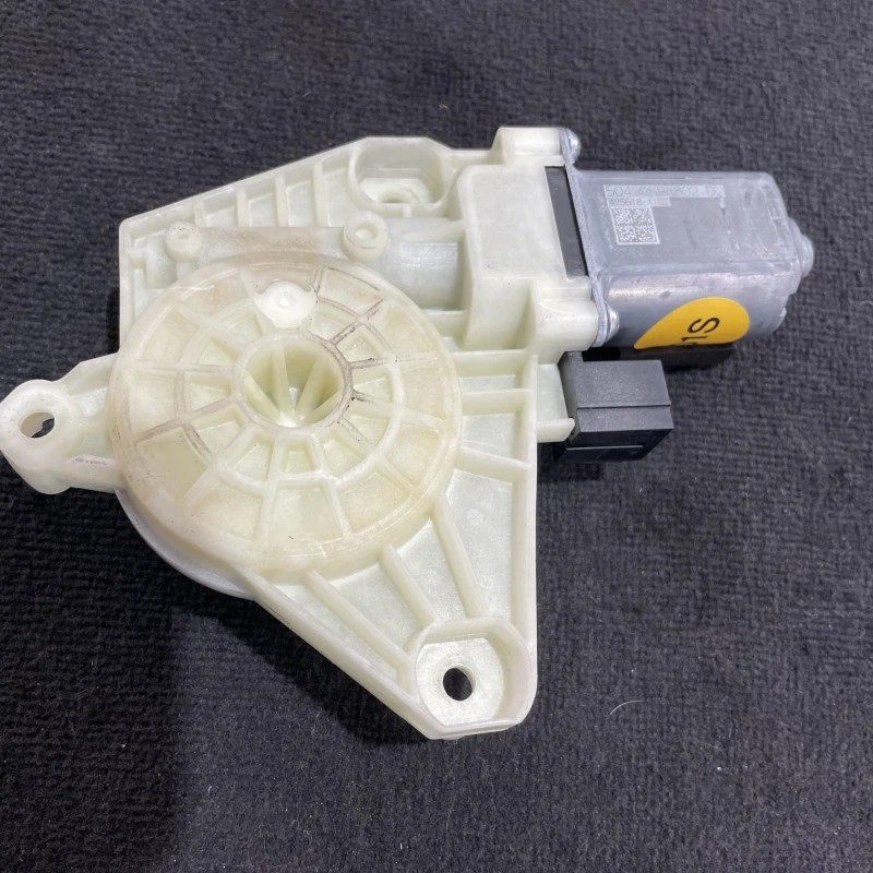 Motoras geam stanga spate / Volkswagen Passat B8 2015 / Audio si electronice