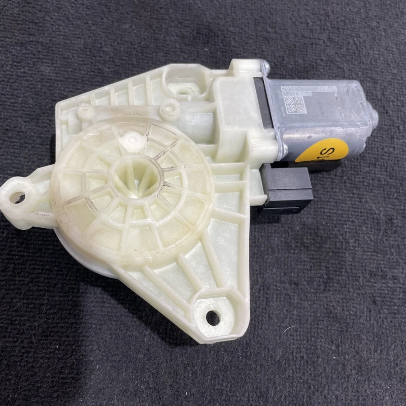Motoras geam stanga spate / Volkswagen Passat B8 2016 / Audio si electronice