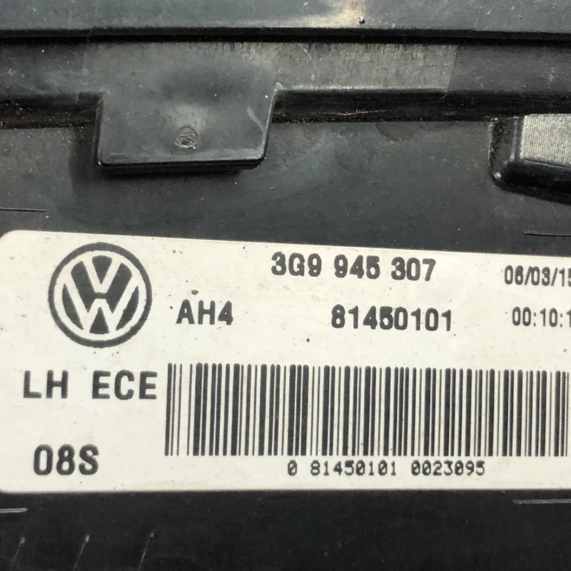 Stop stanga haion / Volkswagen Passat B8 2015 / Caroserie, oglinzi si faruri