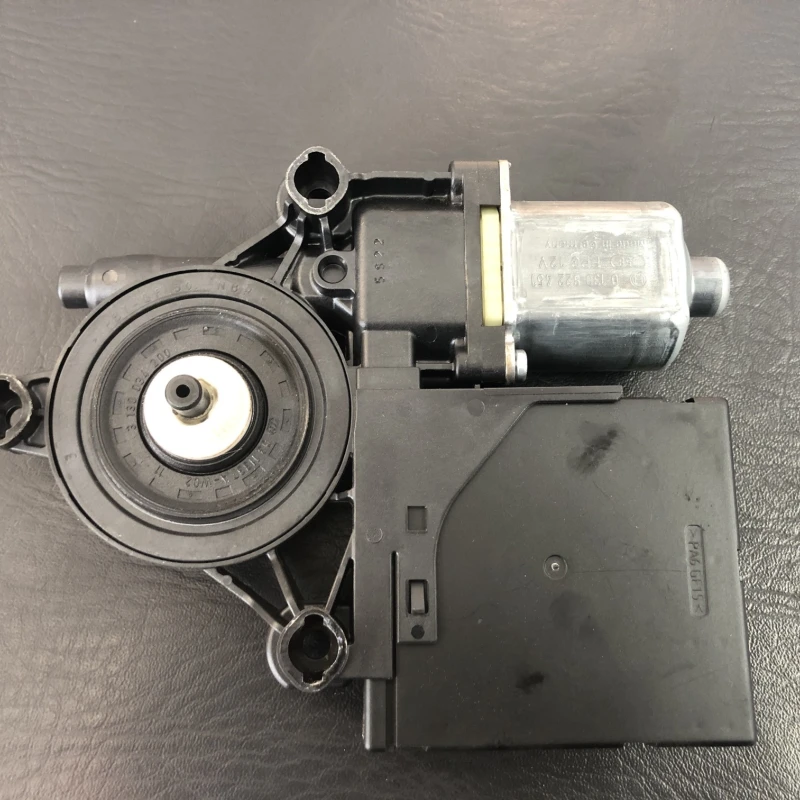 Motoras geam stanga fata / Volkswagen Passat B7 2013 / Audio si electronice