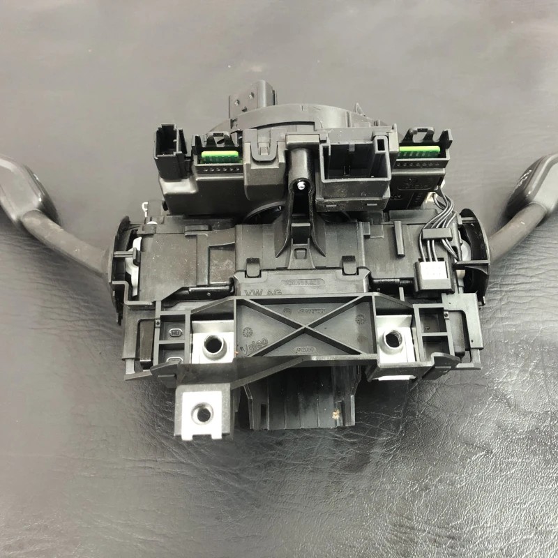 Spira volan cu manete / Volkswagen Passat B8 2015 / Audio si electronice
