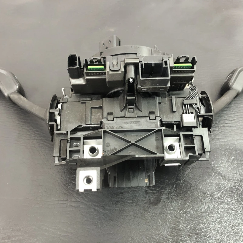 Spira volan cu manete / Volkswagen Passat B8 2016 / Audio si electronice