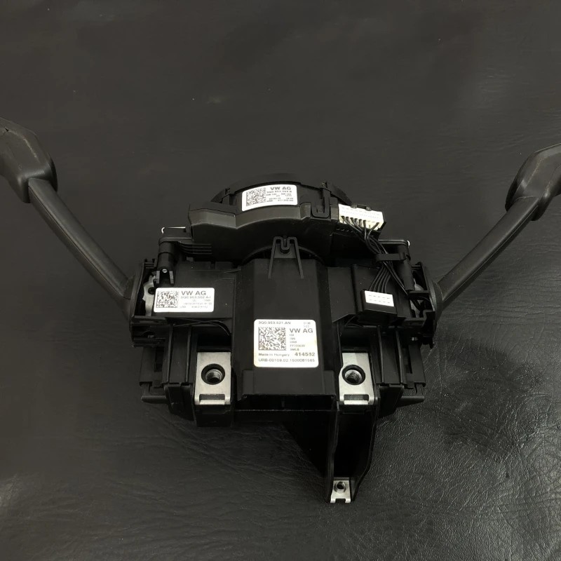 Spira volan cu manete / Volkswagen Passat B8 2015 / Audio si electronice