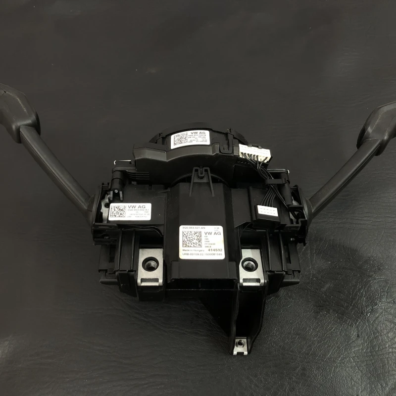 Spira volan cu manete / Volkswagen Passat B8 2016 / Audio si electronice