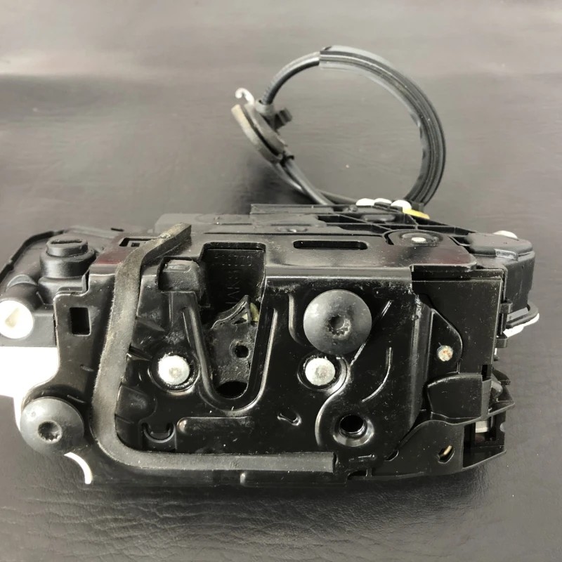 Iala broasca usa stanga spate / Volkswagen Tiguan 5N 2010 / Caroserie, oglinzi si faruri