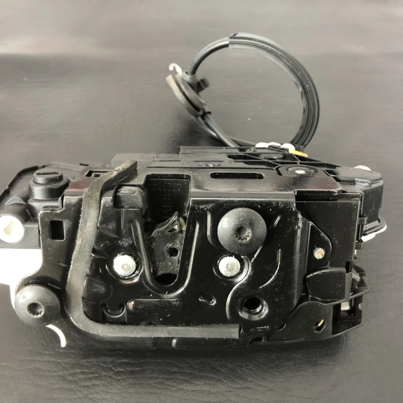 Iala broasca usa stanga spate / Volkswagen Tiguan 5N 2010 / Caroserie, oglinzi si faruri