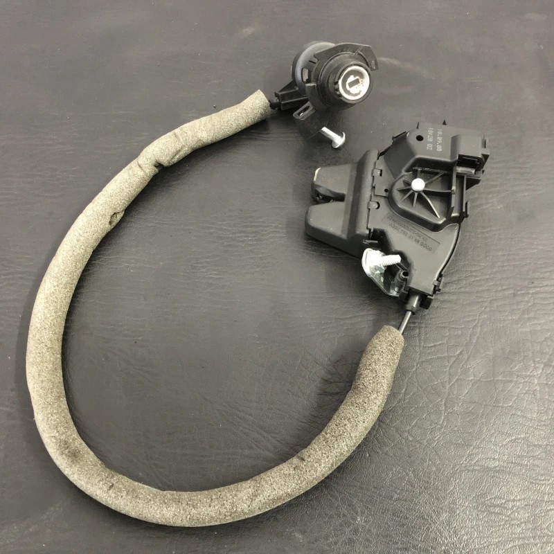 Iala broasca capota spate / Mercedes-Benz C Class W204 2010 / Caroserie, oglinzi si faruri