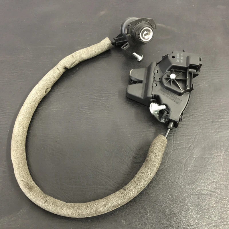 Iala broasca capota spate / Mercedes-Benz C Class W204 2010 / Caroserie, oglinzi si faruri