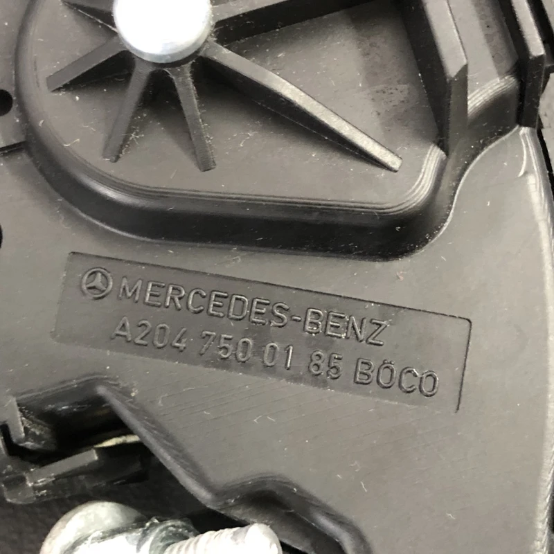 Iala broasca capota spate / Mercedes-Benz C Class W204 2010 / Caroserie, oglinzi si faruri