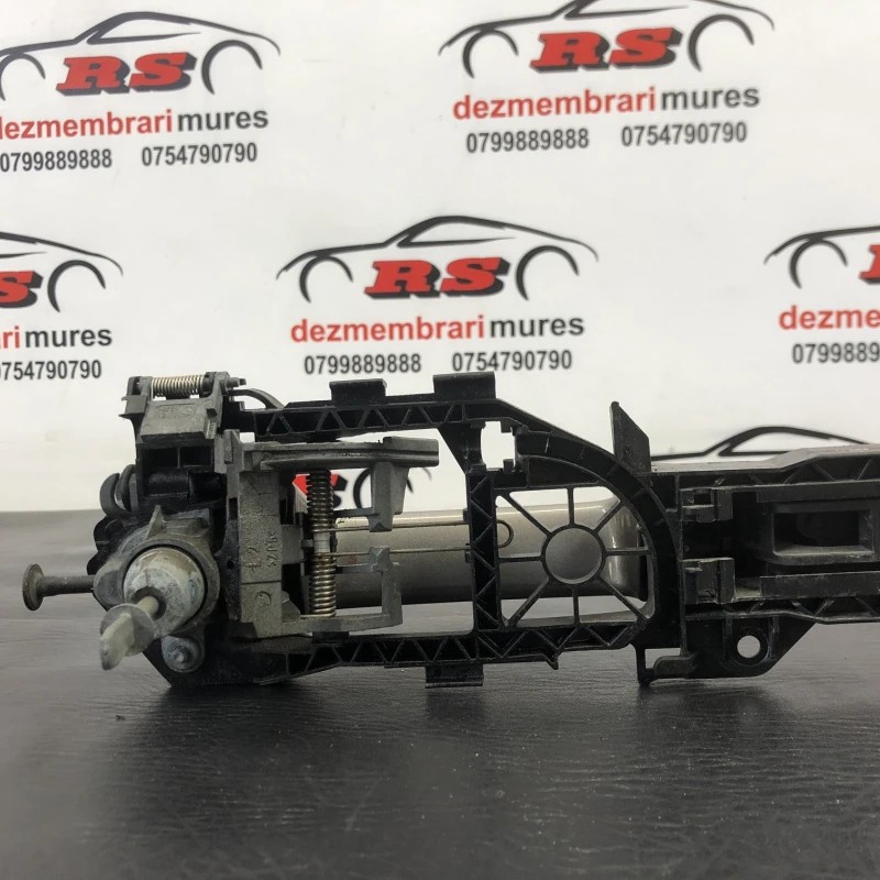 Maner usa stanga fata / Volkswagen Passat B7 2013 / Caroserie, oglinzi si faruri