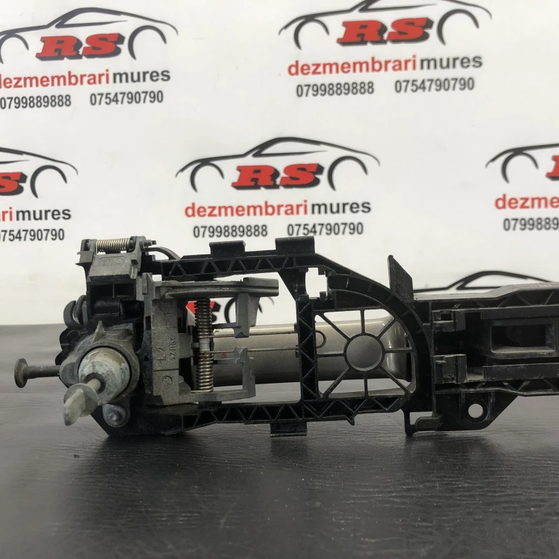 Maner usa stanga fata / Volkswagen Passat B7 2013 / Caroserie, oglinzi si faruri