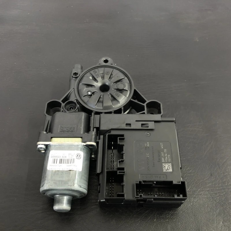 Motoras geam dreapta fata / Volkswagen Passat B7 2013 / Audio si electronice