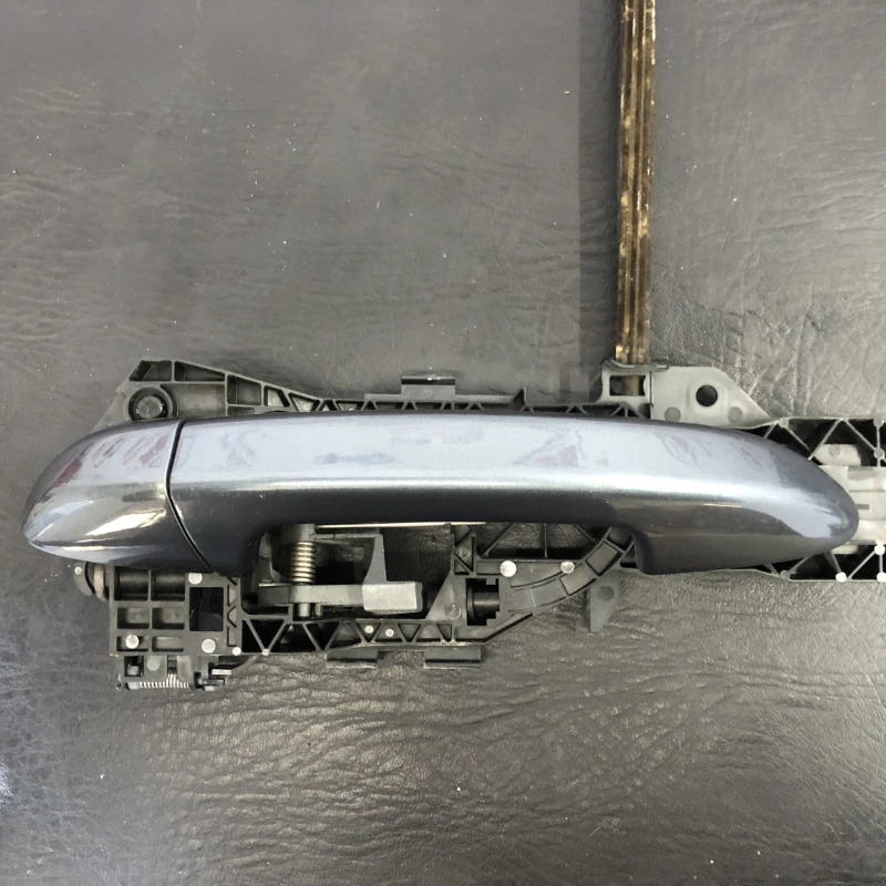 Maner usa stanga spate / Volkswagen Passat B6 2010 / Caroserie, oglinzi si faruri