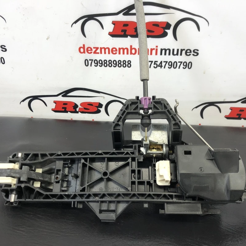 Maner usa stanga fata / Mercedes-Benz C Class W204 2010 / Caroserie, oglinzi si faruri