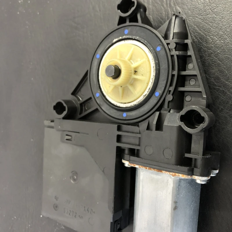 Motoras geam stanga fata / Volkswagen Golf MK6 2011 / Audio si electronice