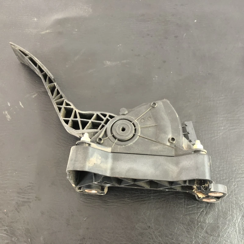 Pedala de accelratie Nissan 