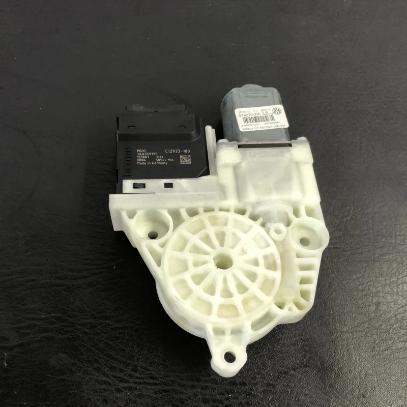 Motoras geam stanga spate / Volkswagen Passat B7 2013 / Audio si electronice