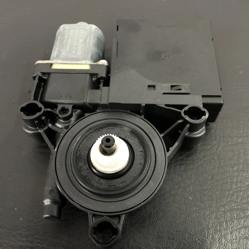 Motoras geam stanga fata Volkswagen Passat B7 2013