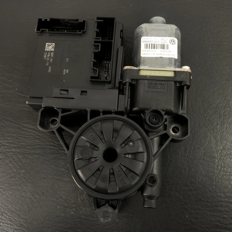 Motoras geam stanga fata / Volkswagen Passat B7 2013 / Audio si electronice