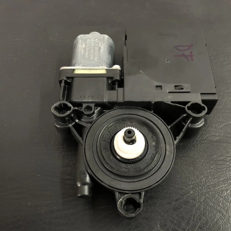 Motoras geam dreapta fata Volkswagen Passat B7 2013