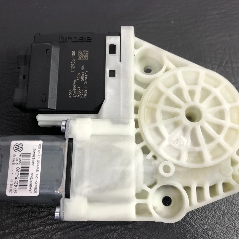 Motoras geam dreapta spate Volkswagen Passat B7 2013