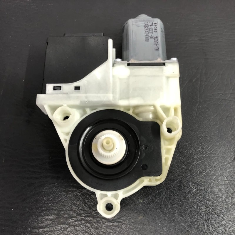 Motoras geam dreapta spate / Volkswagen Passat B7 2013 / Audio si electronice