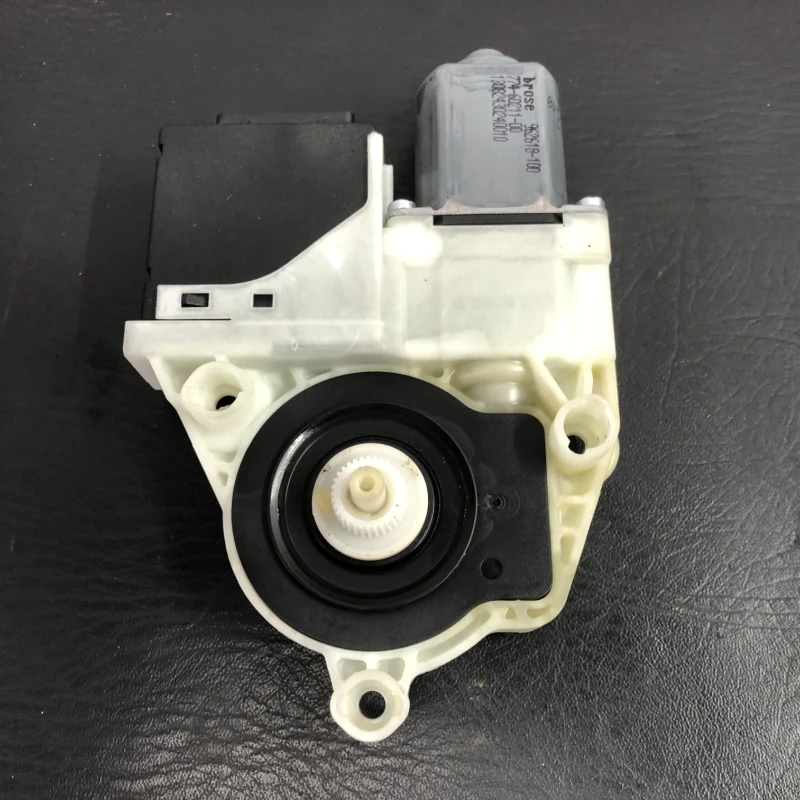 Motoras geam dreapta spate / Volkswagen Passat B7 2013 / Audio si electronice