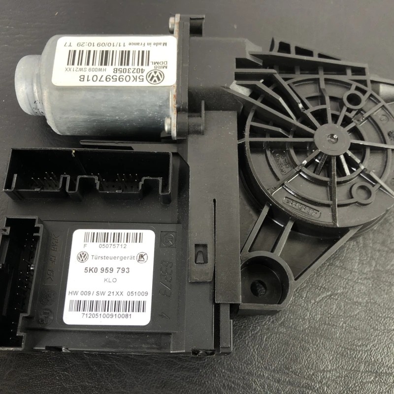 Motoras geam stanga fata / Volkswagen Golf MK6 2011 / Audio si electronice