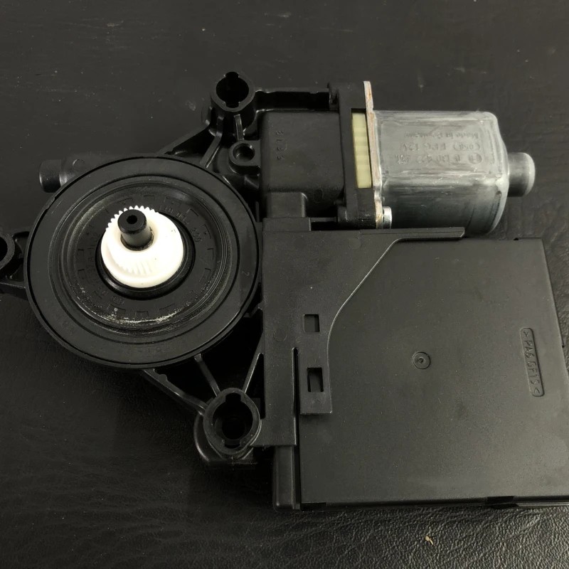 Motoras geam stanga fata / Volkswagen Passat B7 2013 / Audio si electronice