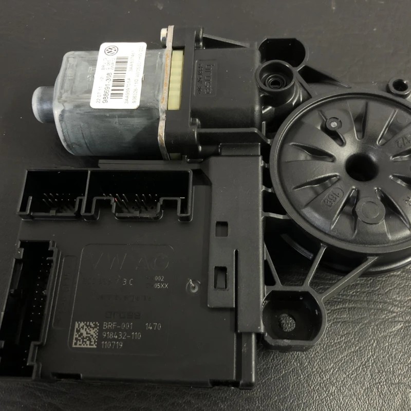 Motoras geam stanga fata / Volkswagen Passat B7 2013 / Audio si electronice