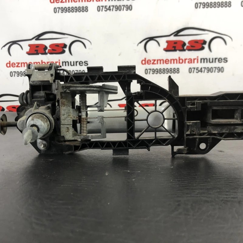 Maner usa stanga fata / Volkswagen Passat B7 2013 / Caroserie, oglinzi si faruri