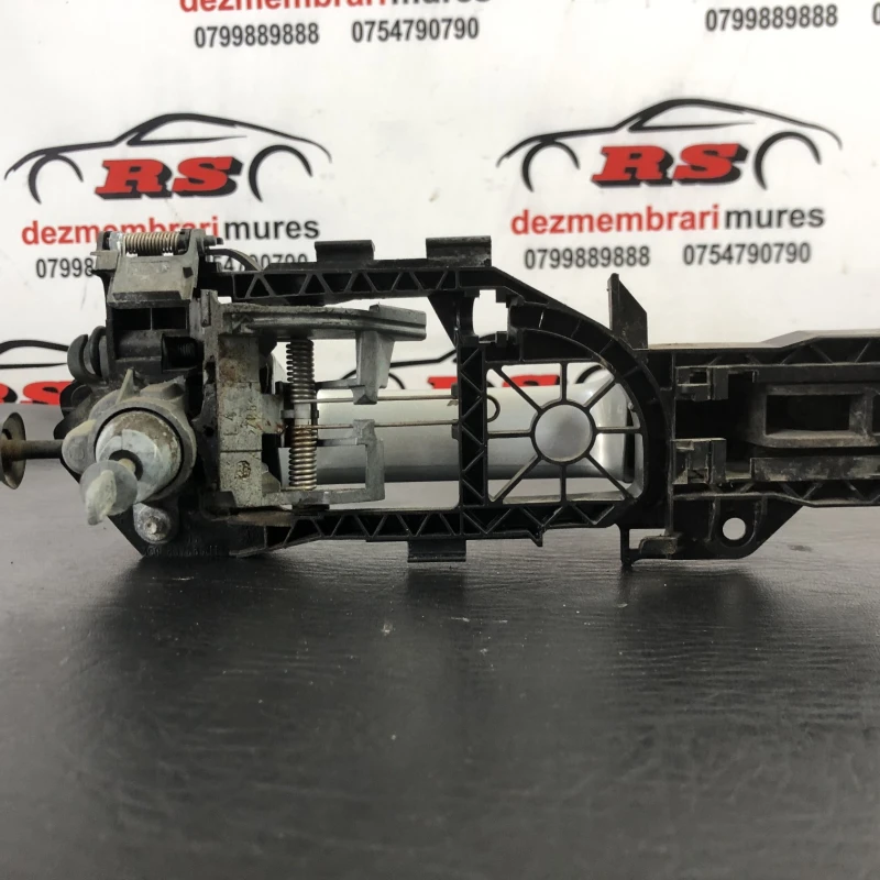 Maner usa stanga fata / Volkswagen Passat B7 2013 / Caroserie, oglinzi si faruri
