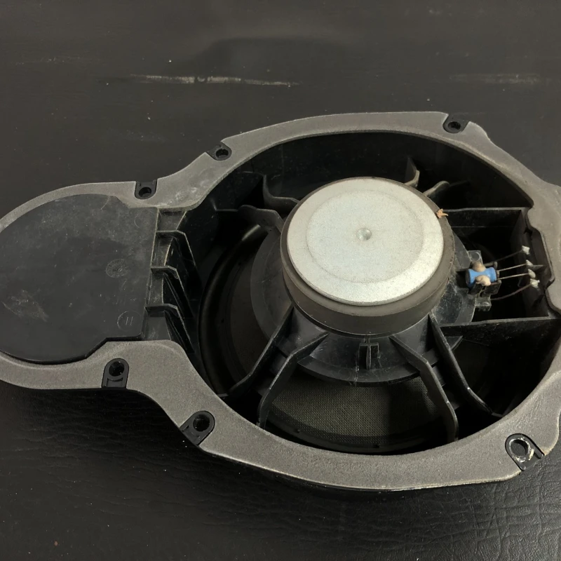 Boxa usa fara / Volkswagen Passat B6 2010 / Audio si electronice