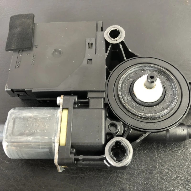 Motoras geam dreapta fata / Volkswagen Passat B6 2010 / Caroserie, oglinzi si faruri