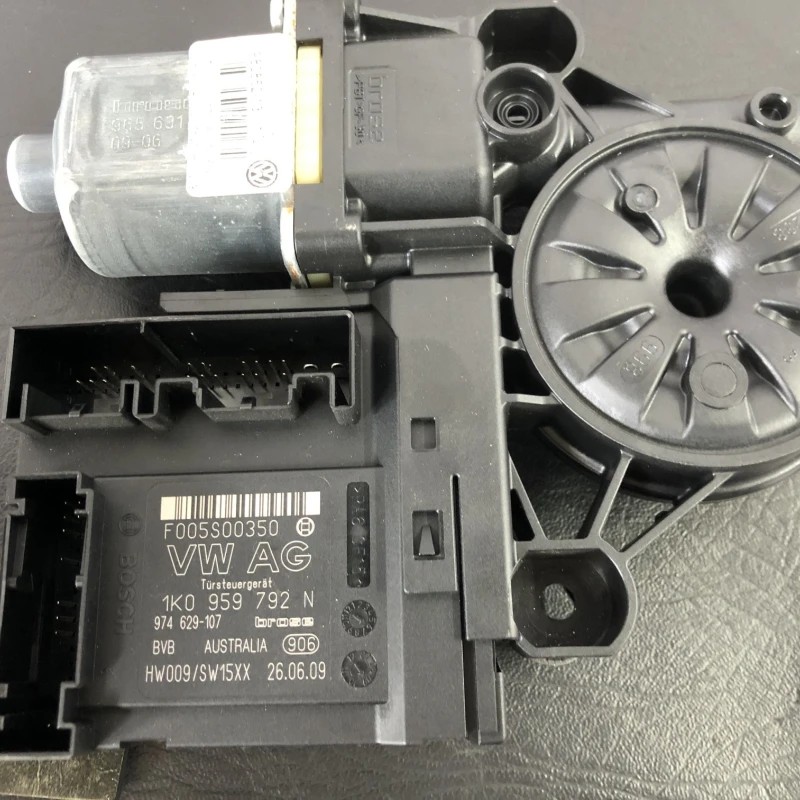 Motoras geam dreapta fata / Volkswagen Passat B6 2010 / Caroserie, oglinzi si faruri