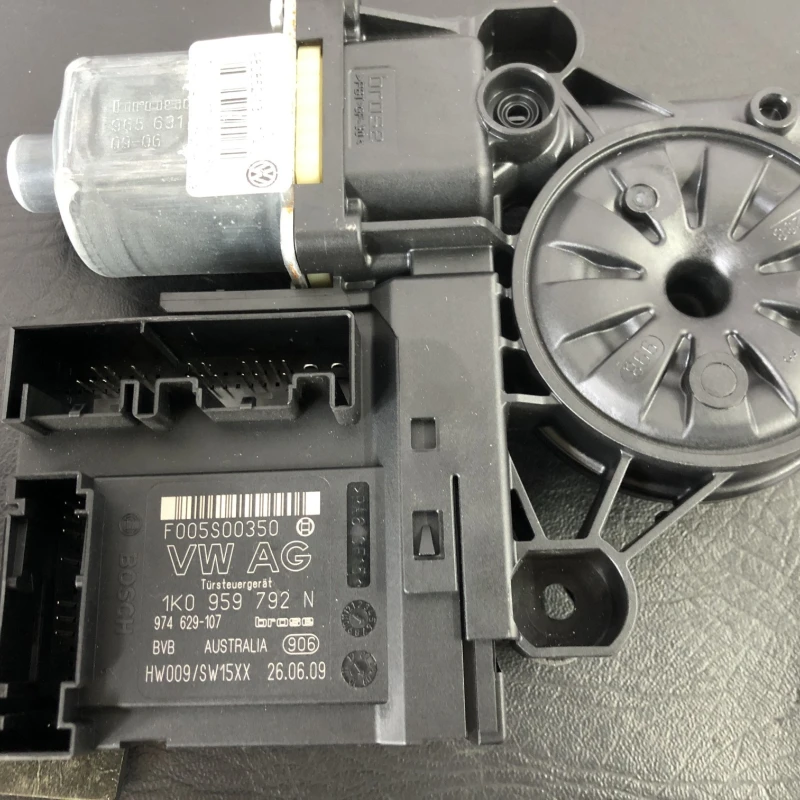 Motoras geam dreapta fata / Volkswagen Passat B6 2010 / Caroserie, oglinzi si faruri