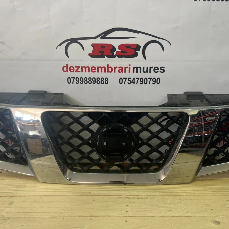 Grila radiator cu emblema / Nissan Navara D40 2006 / Caroserie, oglinzi si faruri