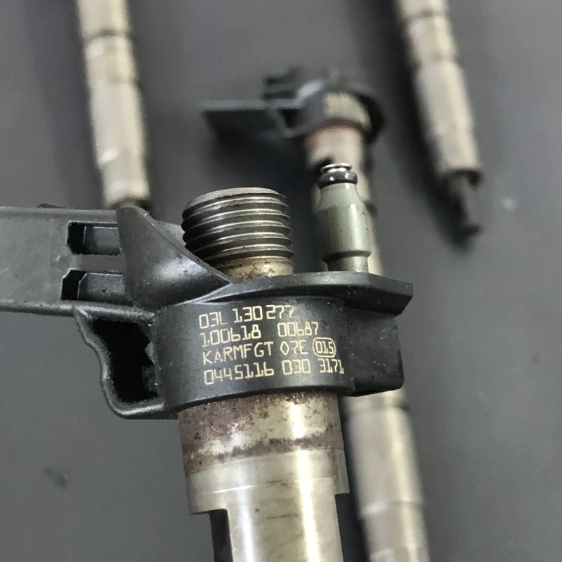 Injector / Volkswagen Passat B6 2010 / Motor, racire si evacuare