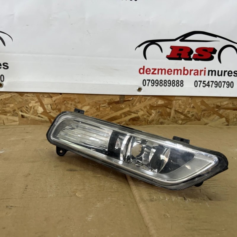 Proiector dreapta / Volkswagen Passat B7 2013 / Caroserie, oglinzi si faruri