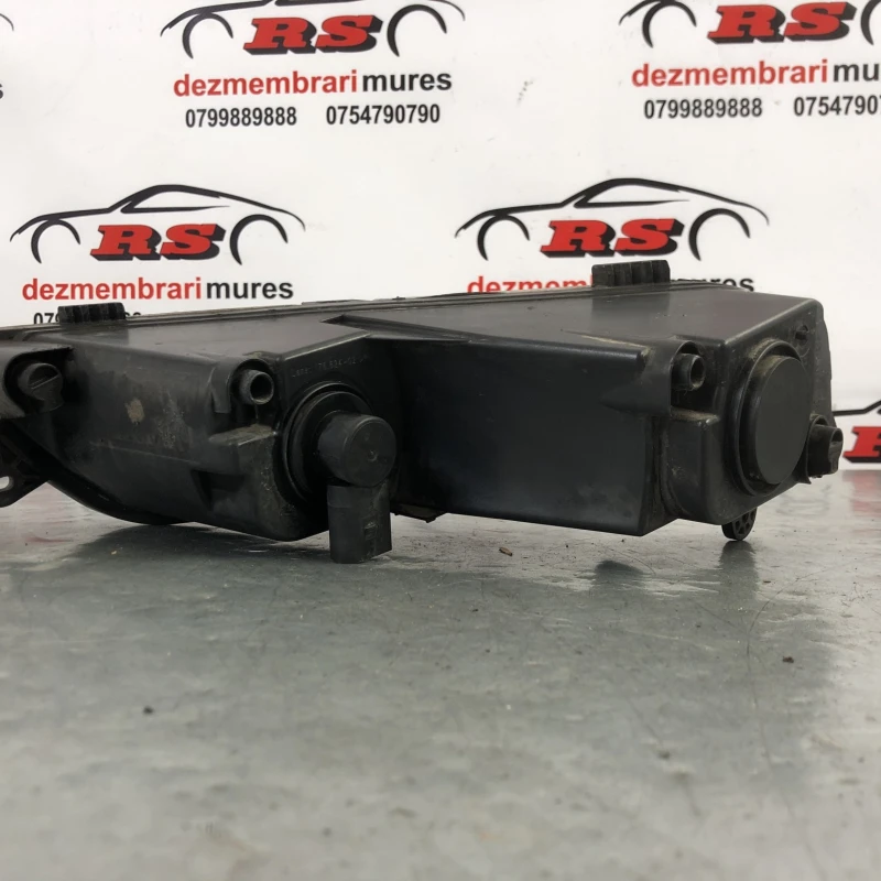 Proiector dreapta / Volkswagen Passat B7 2013 / Caroserie, oglinzi si faruri