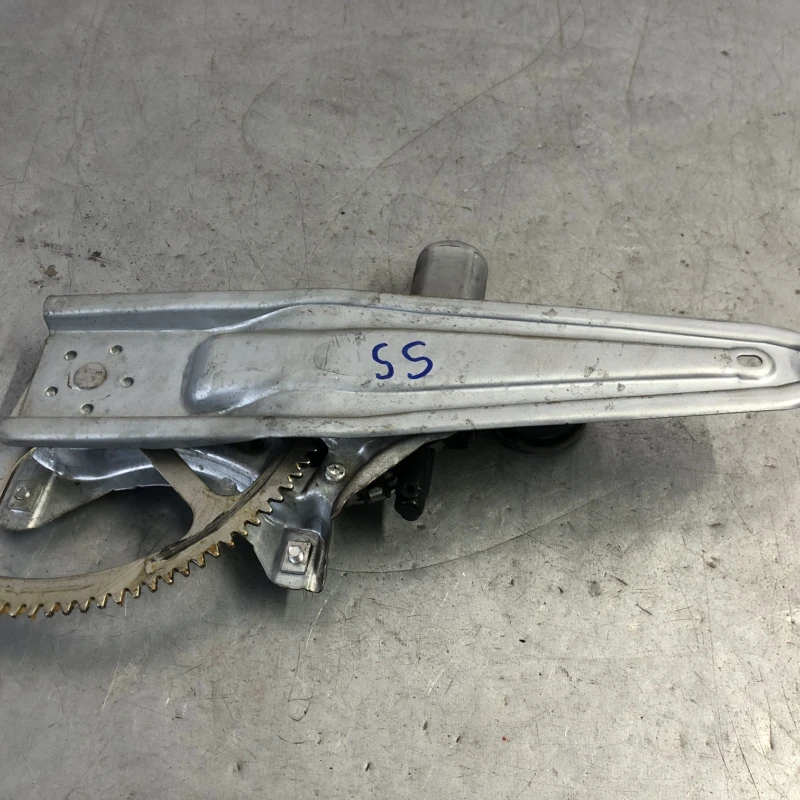 Macara geam stanga spate / Toyota Yaris XP130 2014 / Caroserie, oglinzi si faruri