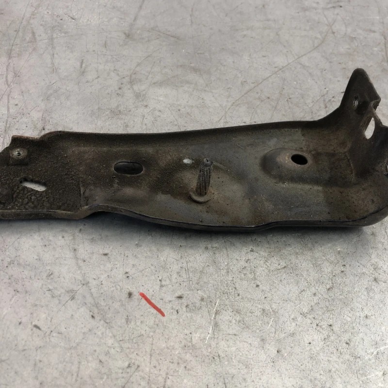 Suport aripa stanga / Volkswagen Passat B7 2013 / Caroserie, oglinzi si faruri